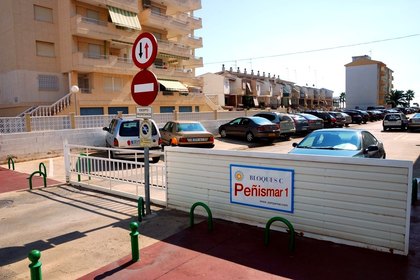 Entrée du parking de la résidence, accessible avec une carte via la barrière.