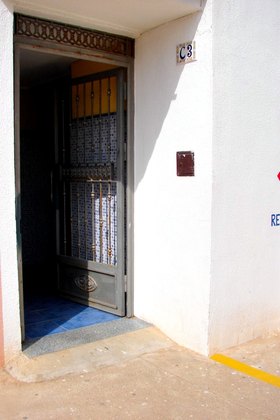 Entrée du bâtiment de la résidence.