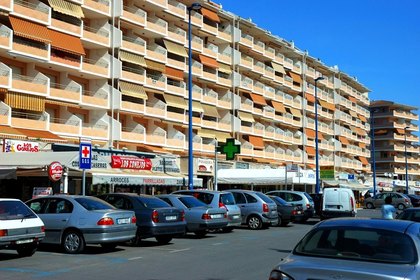 Commerces de proximité : restaurants, glaciers, boulangerie, pharmacie et autres services.