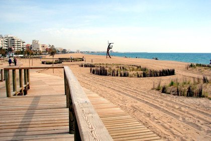 Plage, dunes et passerelles en bois.