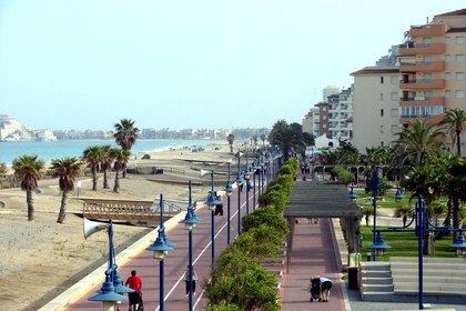 Piste cyclable et promenade en bord de mer, avec vue vers la vieille ville de Peñíscola.