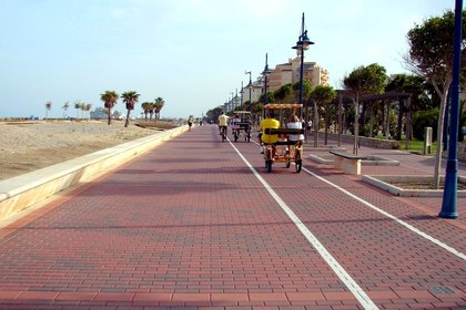 Piste cyclable et promenade, avec location de rosalies (cuistax) et vélos à environ 100 m du studio.