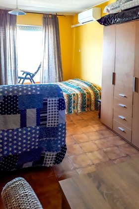 Grande armoire de rangement et les deux canapés convertibles.