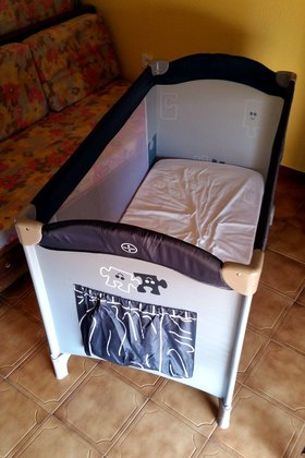 Lit bébé pliant avec un très bon matelas.