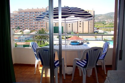 Terrasse aménagée avec table et chaises, donnant sur le complexe.