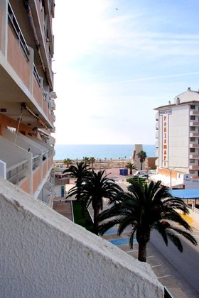 Vue latérale sur la mer depuis la terrasse.