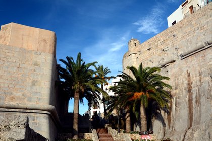 Remparts et accès à la vieille ville de Peñíscola.
