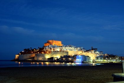 La vieille ville et le château de Peñíscola à la tombée de la nuit.