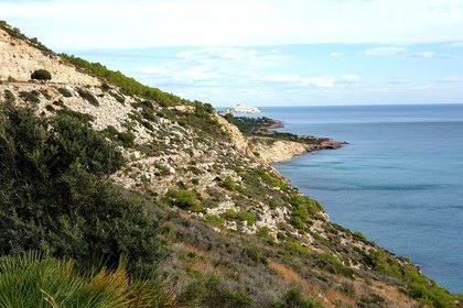 Sentier de randonnée dans la Sierra d'Irta, à proximité de Peñíscola, entre reliefs et Méditerranée.