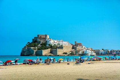 Vue emblématique sur le château et la vieille ville de Peñíscola depuis la plage.