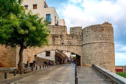 Porte des remparts donnant accès à la vieille ville de Peñíscola.