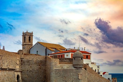Vieille ville de Peñíscola, avec l'église et les remparts.