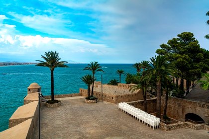 Jardins du château de Peñíscola, avec vue sur la Méditerranée.